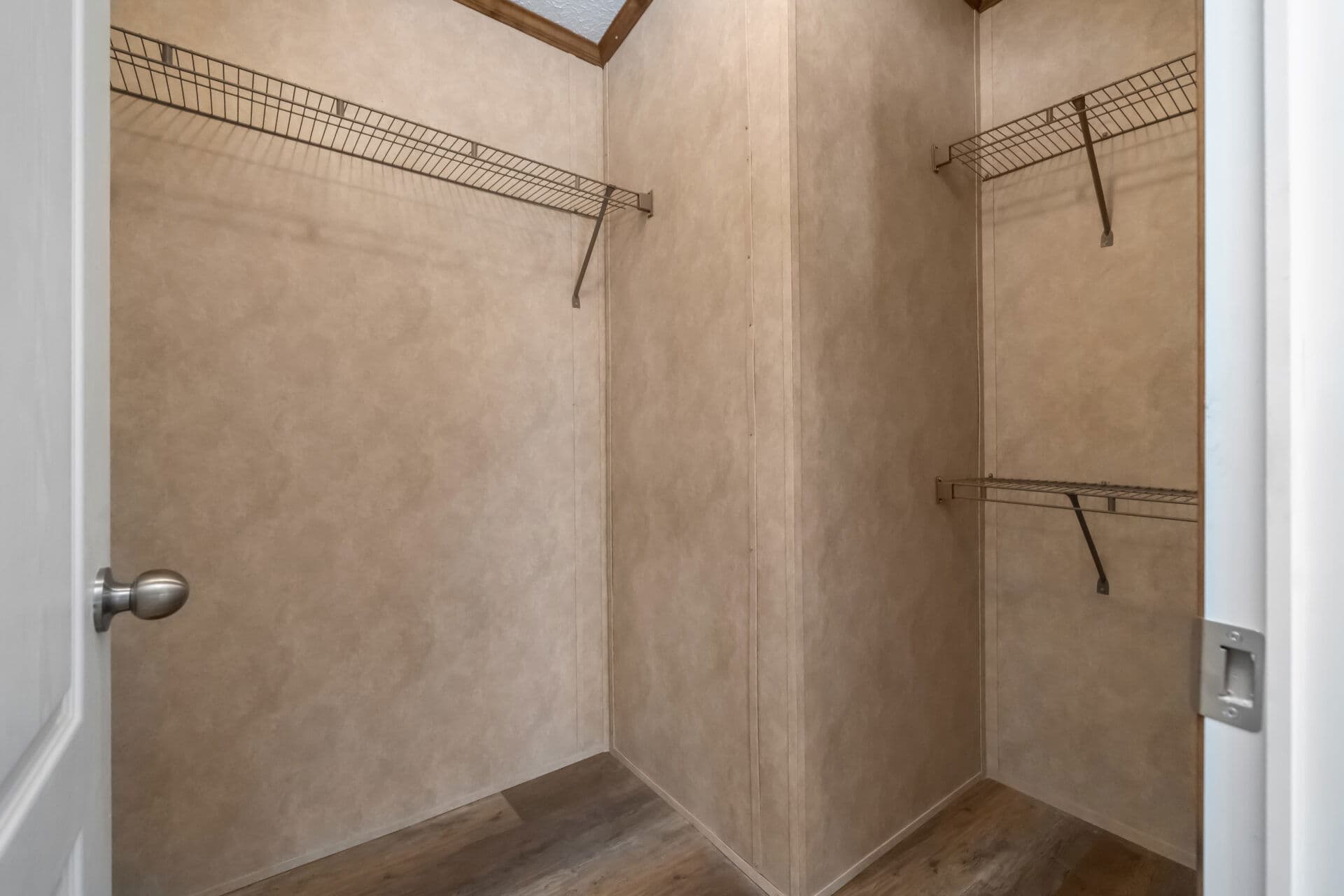 Classic c-3248-32b bedroom home features