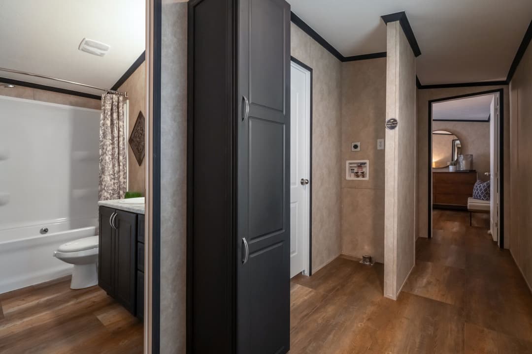 Classic c-1680-32flp interior home features