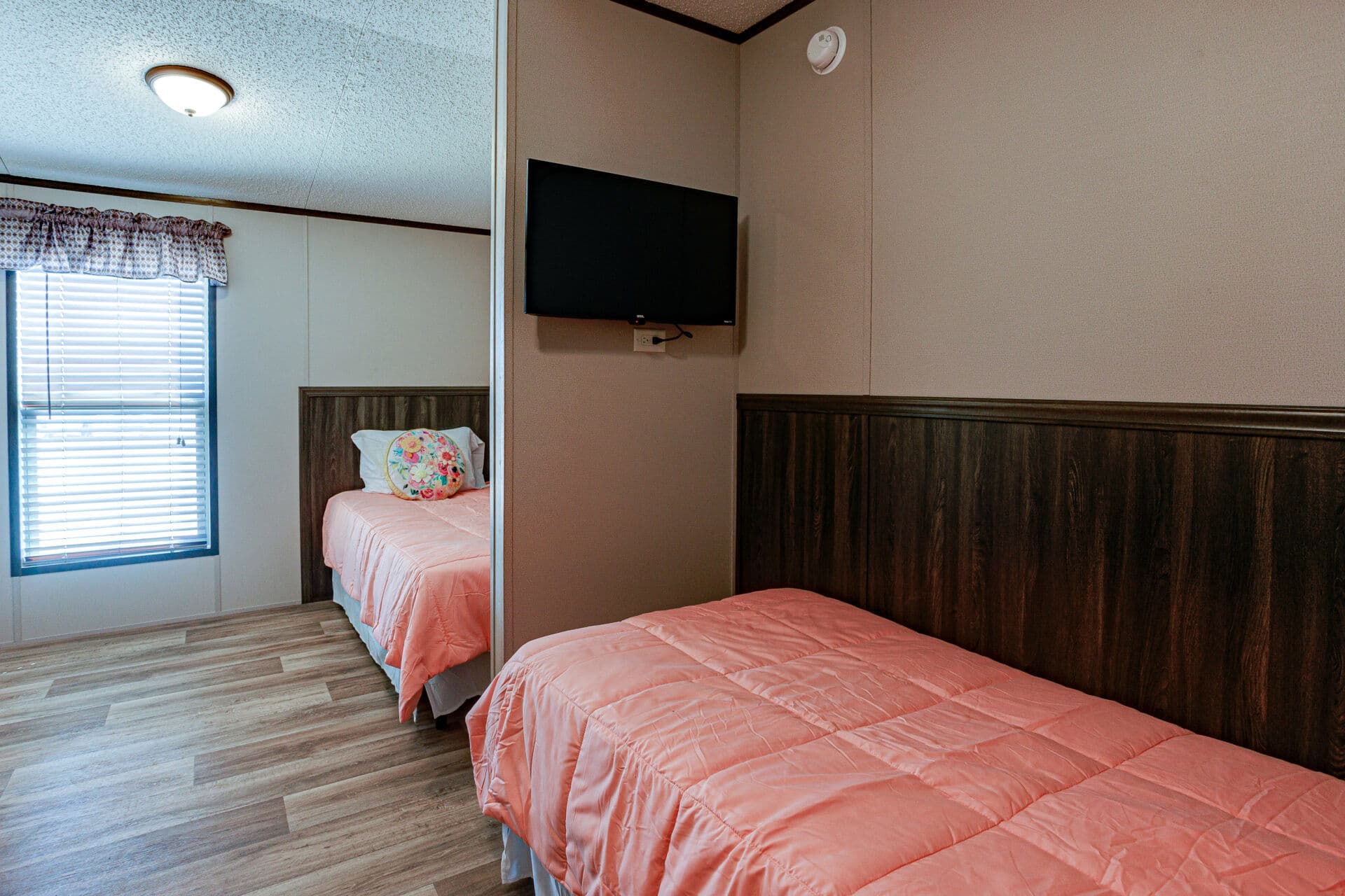 Heritage h-1672-32b bedroom home features