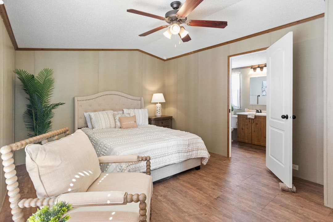 Classic c-1868-32a bedroom home features