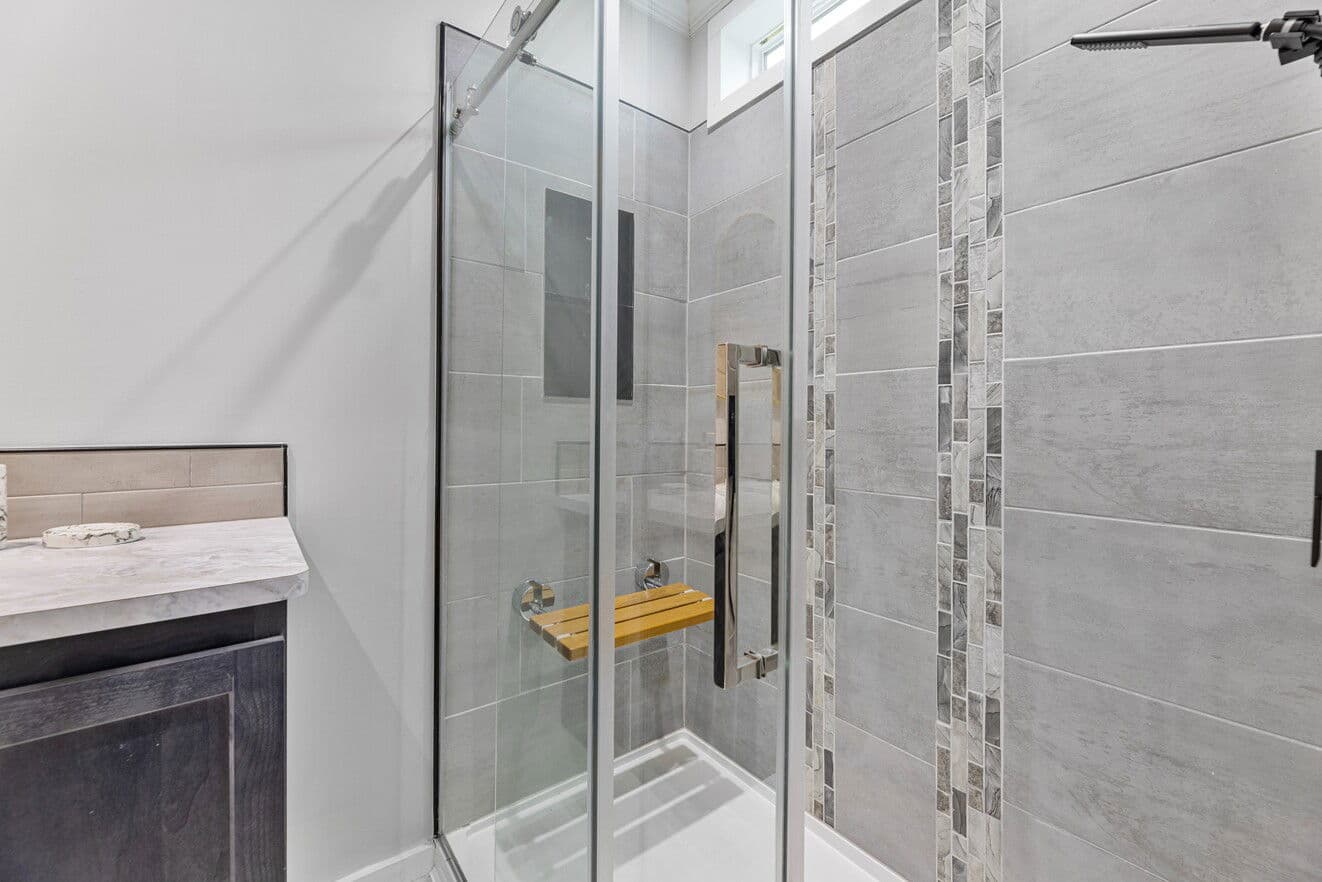 Paxton 28523a bathroom home features