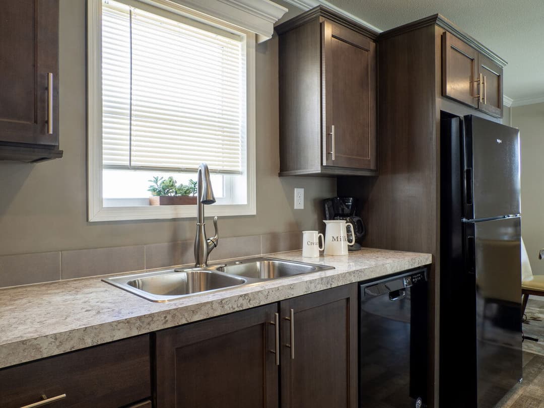 Avon park 24482e kitchen home features