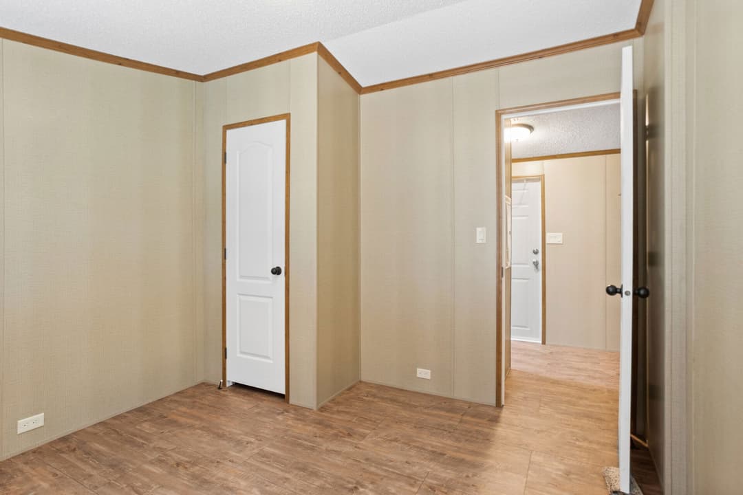 Classic c-1868-32a bedroom home features