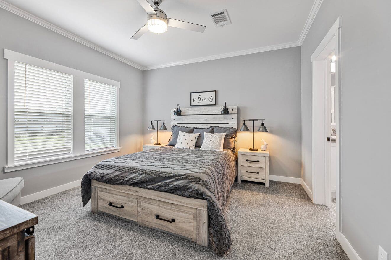 Cottage farmhouse 28522j bedroom home features