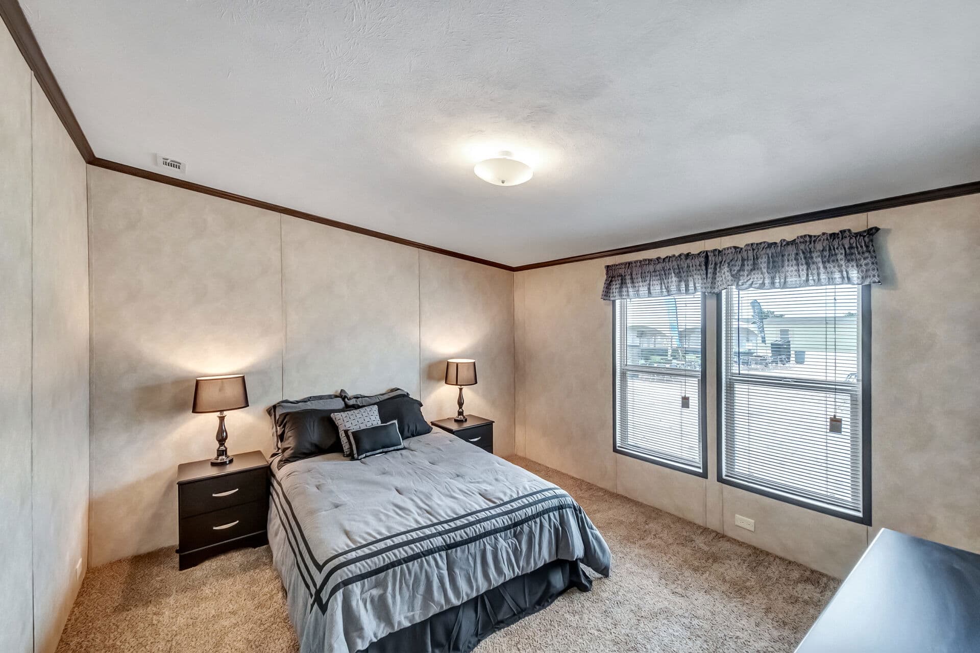 Classic c-3280-42.5b bedroom home features