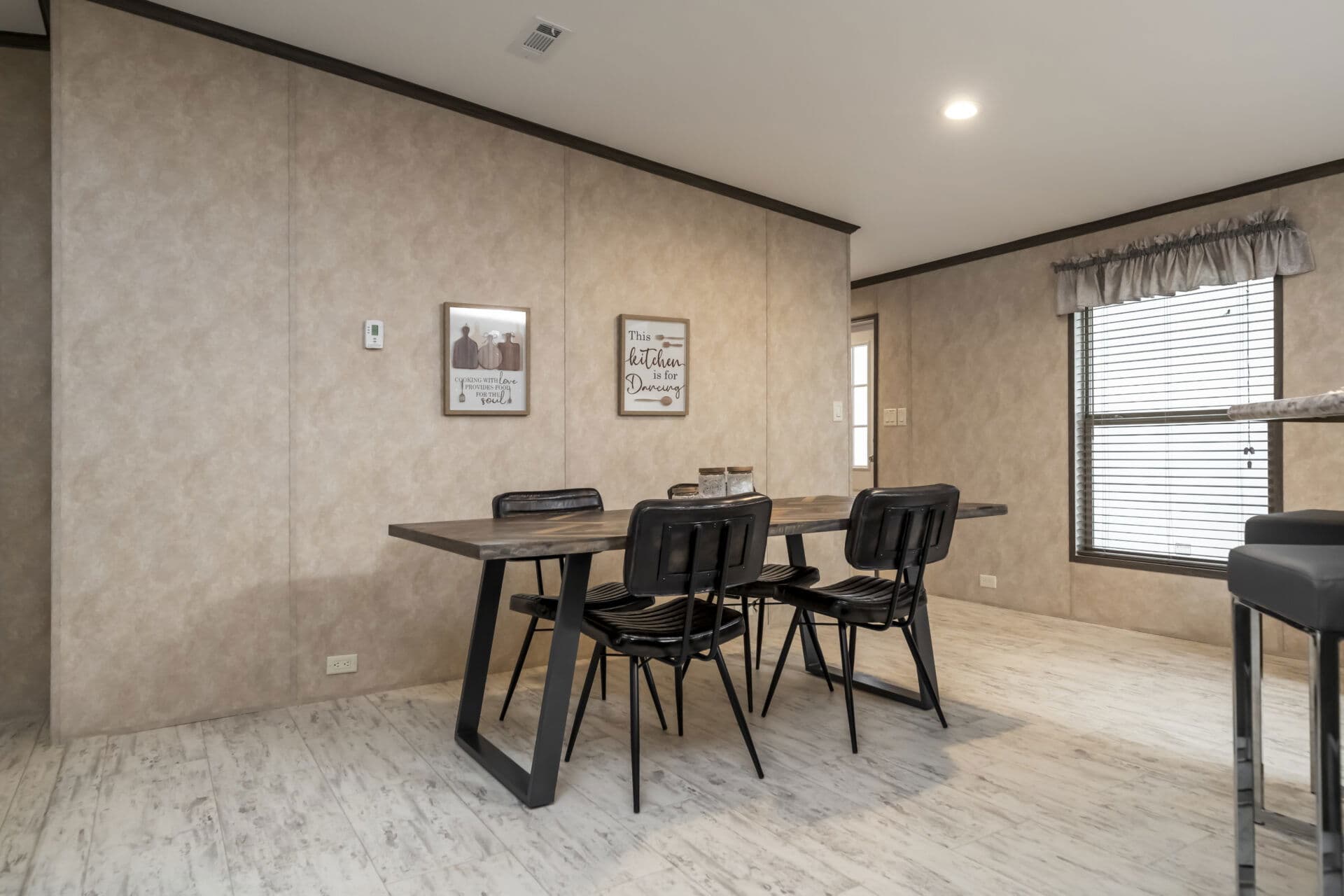 Classic c-3256-42b interior home features