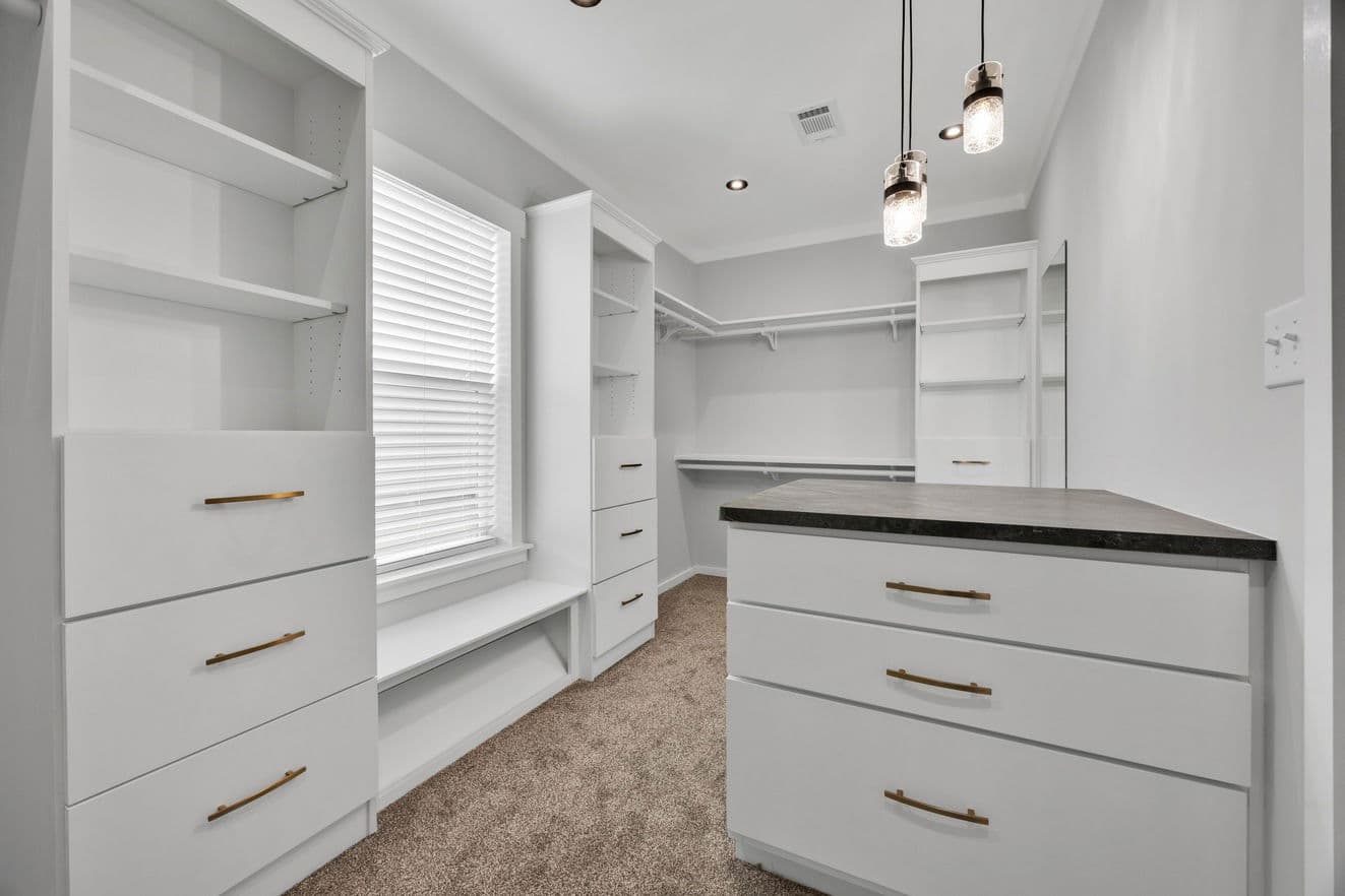 Draper 40764a bedroom home features