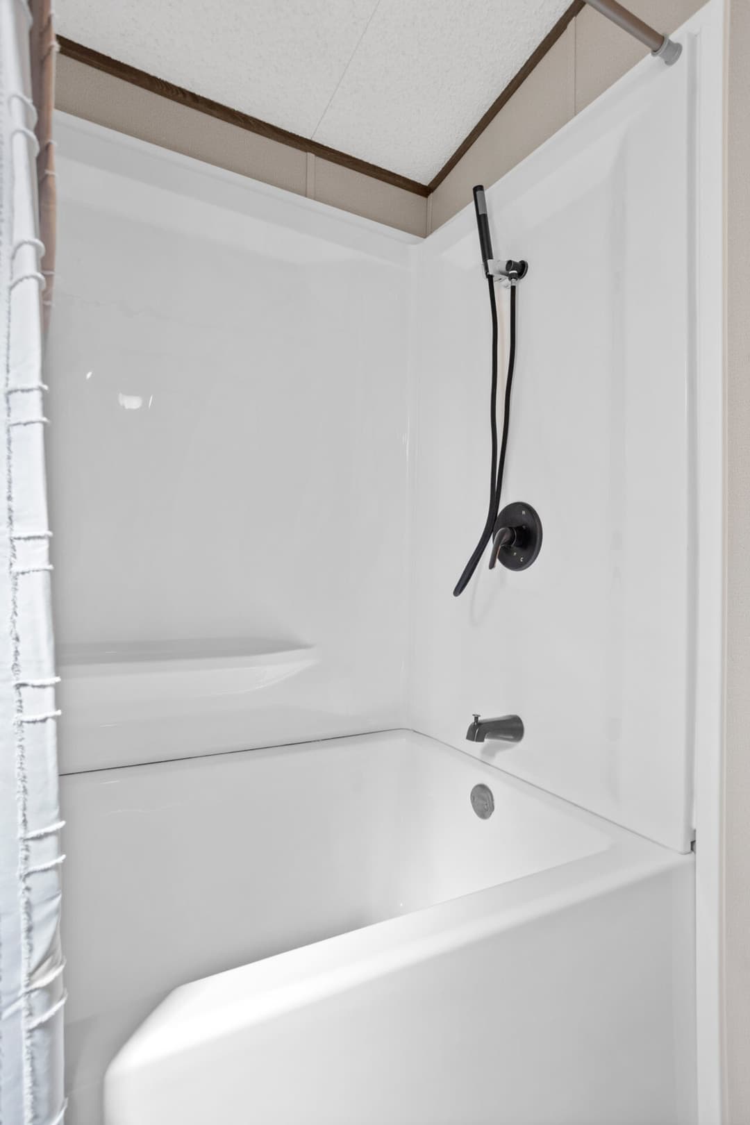 Classic c-1672-32c bathroom home features