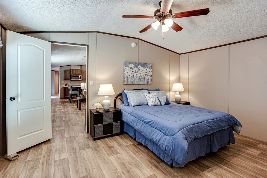 Heritage h-1672-32b bedroom home features