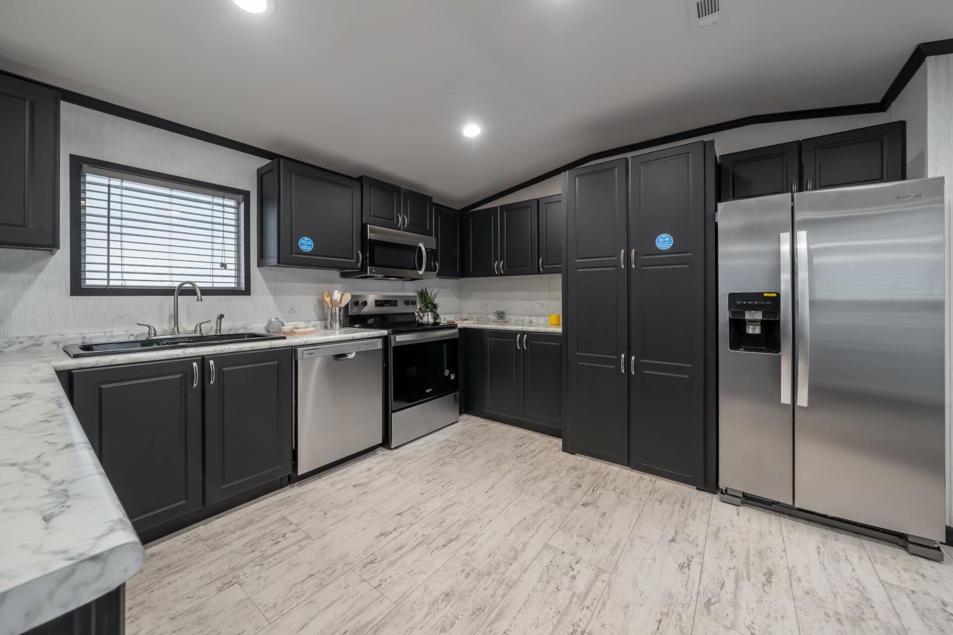 Classic c-1680-32m kitchen home features