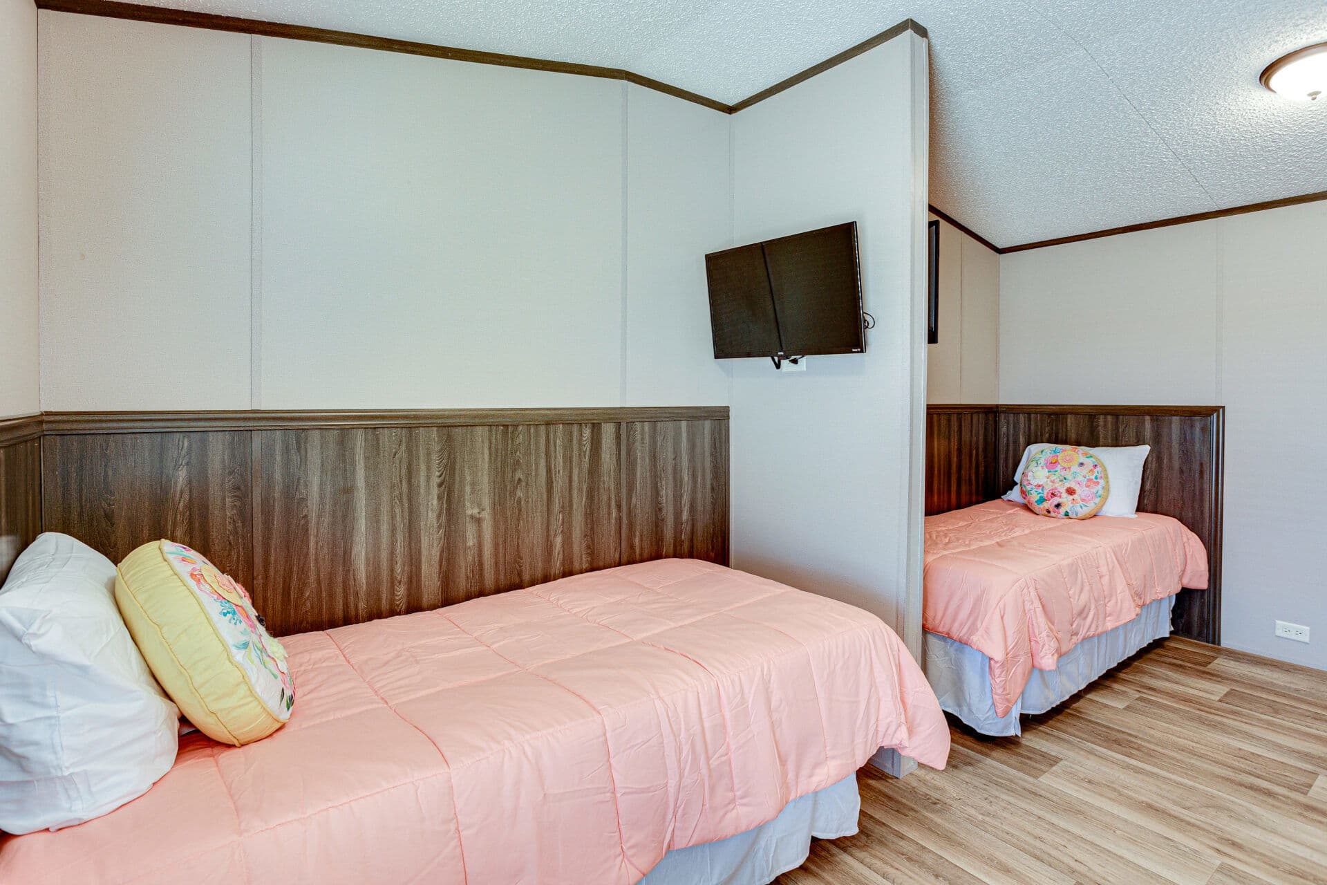 Heritage h-1672-32b bedroom home features