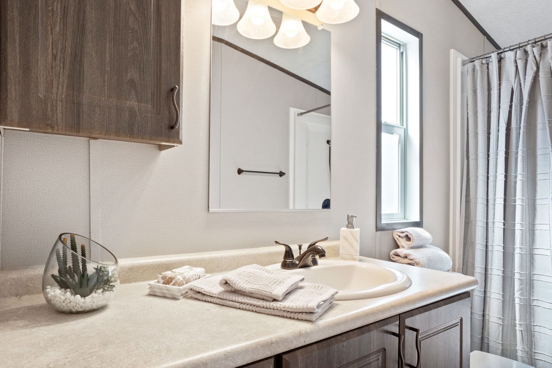 Classic c-1672-32c bathroom home features