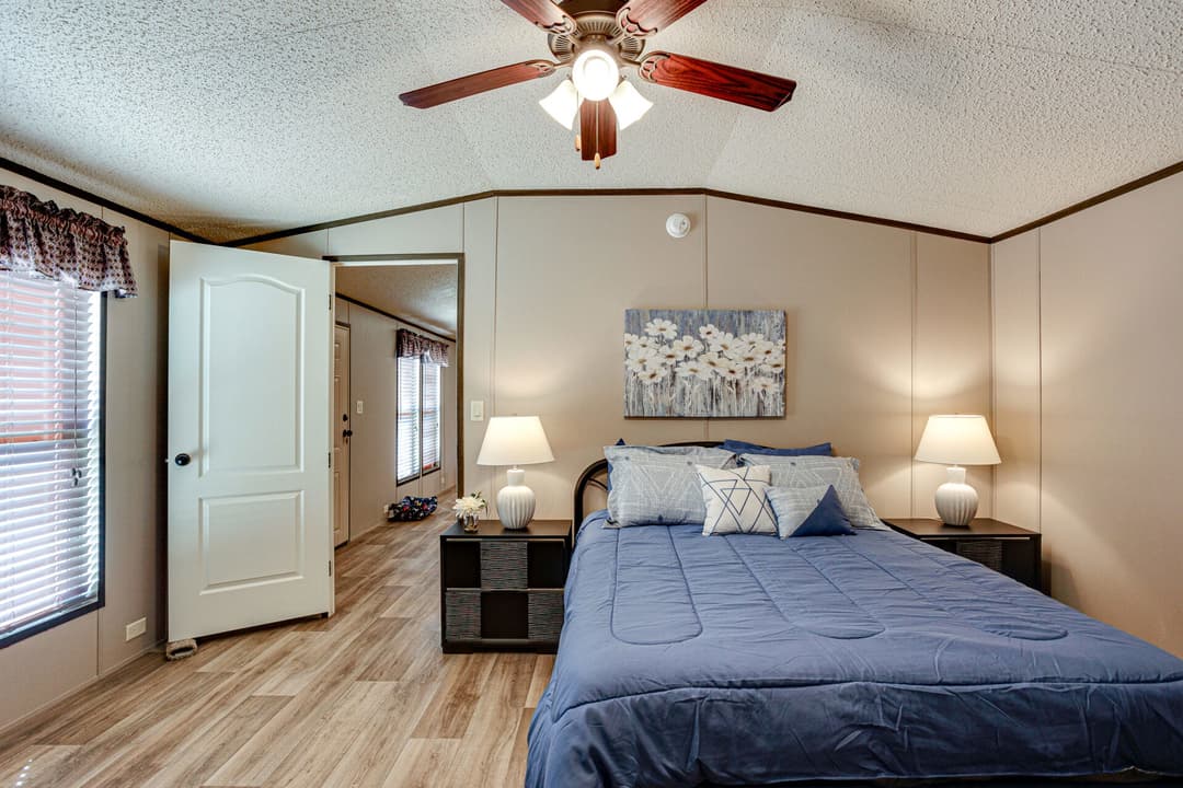 Heritage h-1672-32b bedroom home features