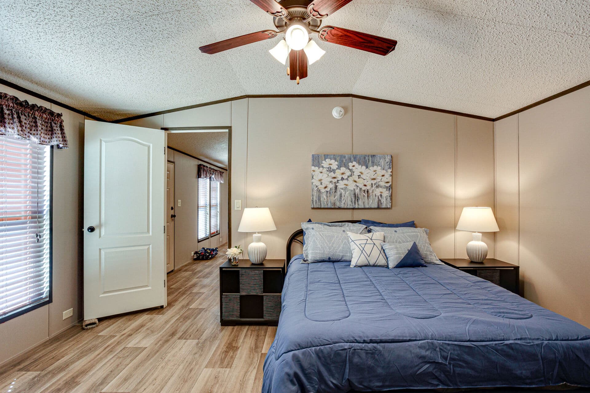 Heritage h-1672-32b bedroom home features