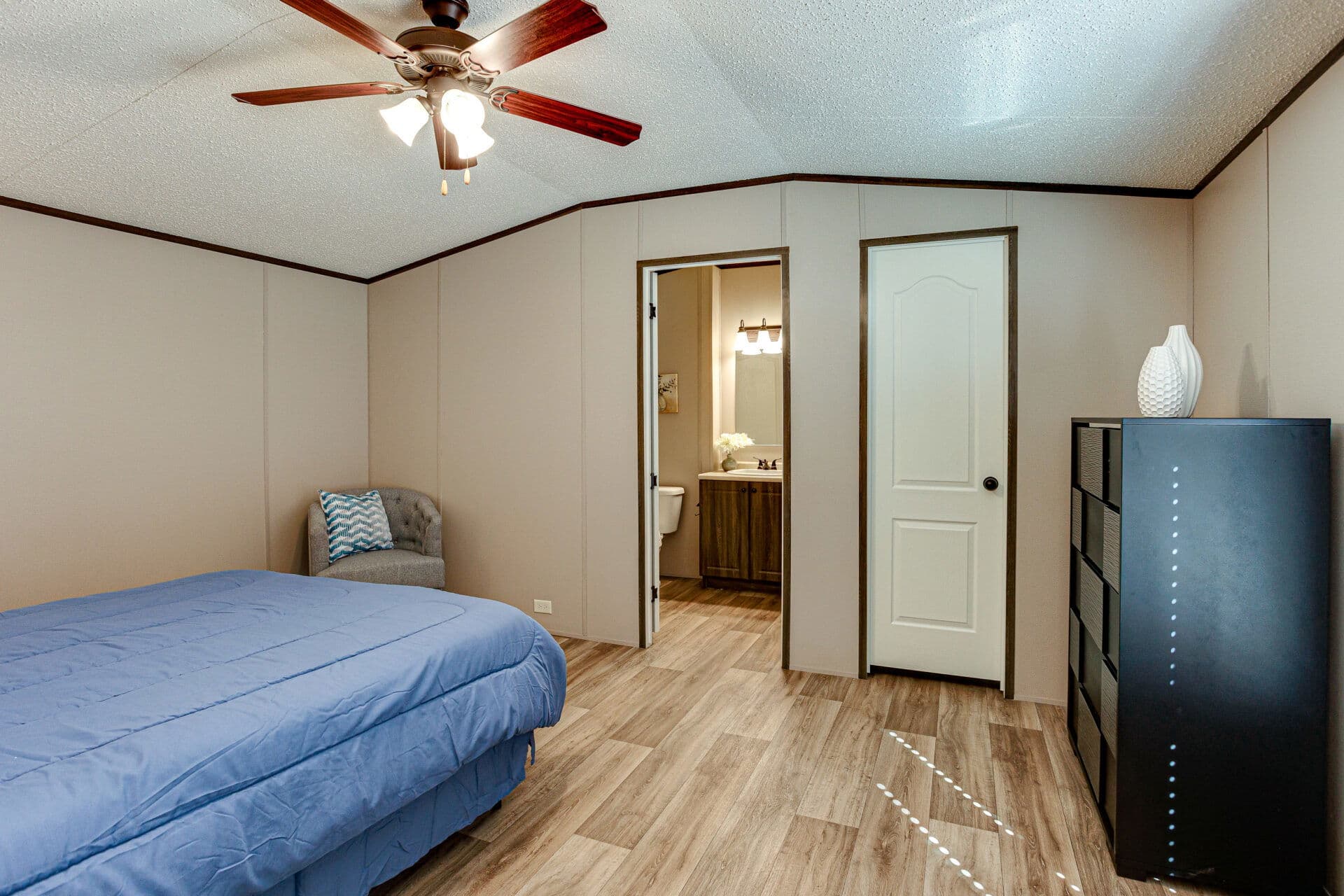 Heritage h-1672-32b bedroom home features