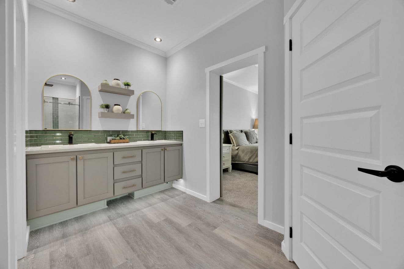 Quinn 30523a bathroom home features