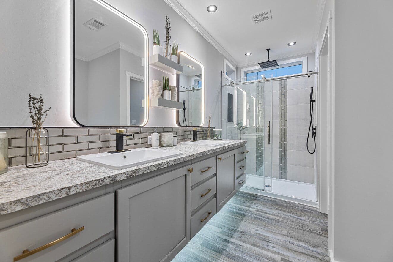 Davan 28683a bathroom home features