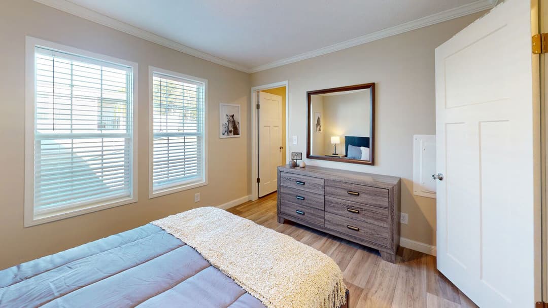 Roanoke duplex bedroom home features