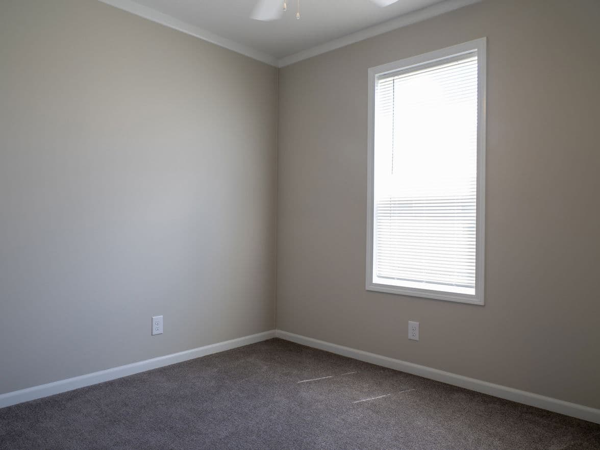 Avon park 24482e bedroom home features