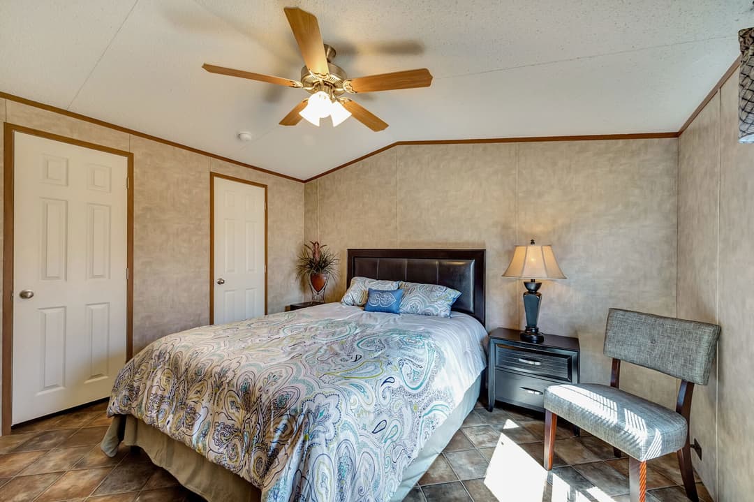 Select s-1684-42a bedroom home features