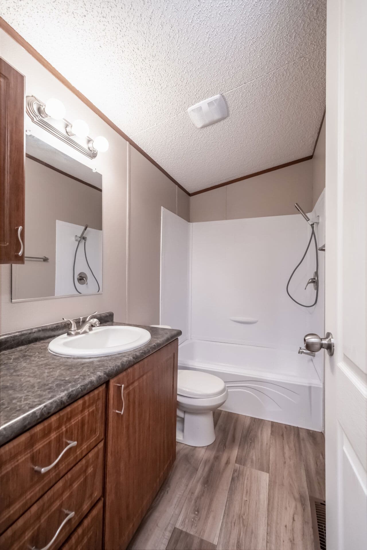 Heritage h-1664-32c bathroom home features