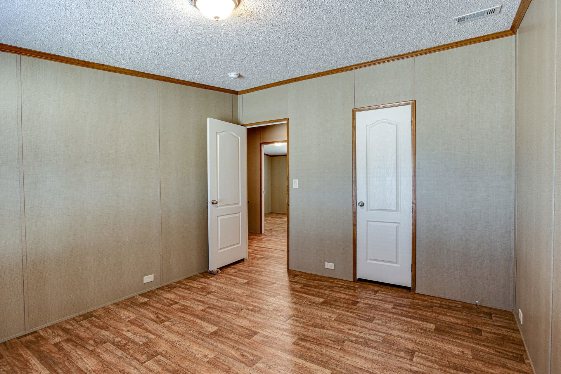 Heritage h-3256-42a bedroom home features