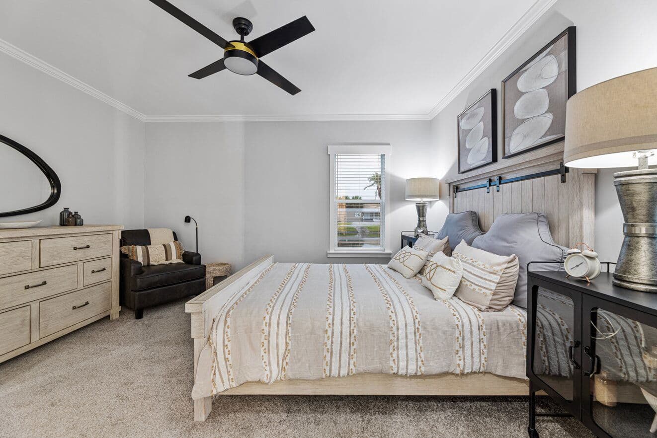 Davan 28683a bedroom home features