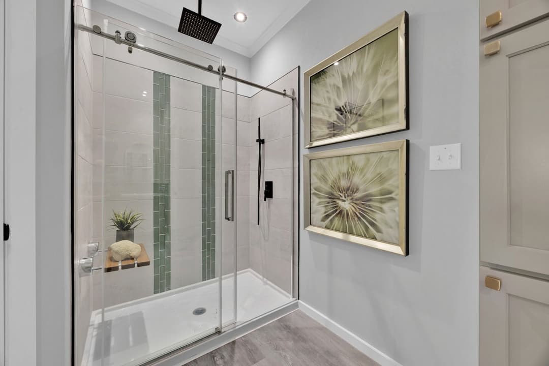 Quinn 30523a bathroom home features