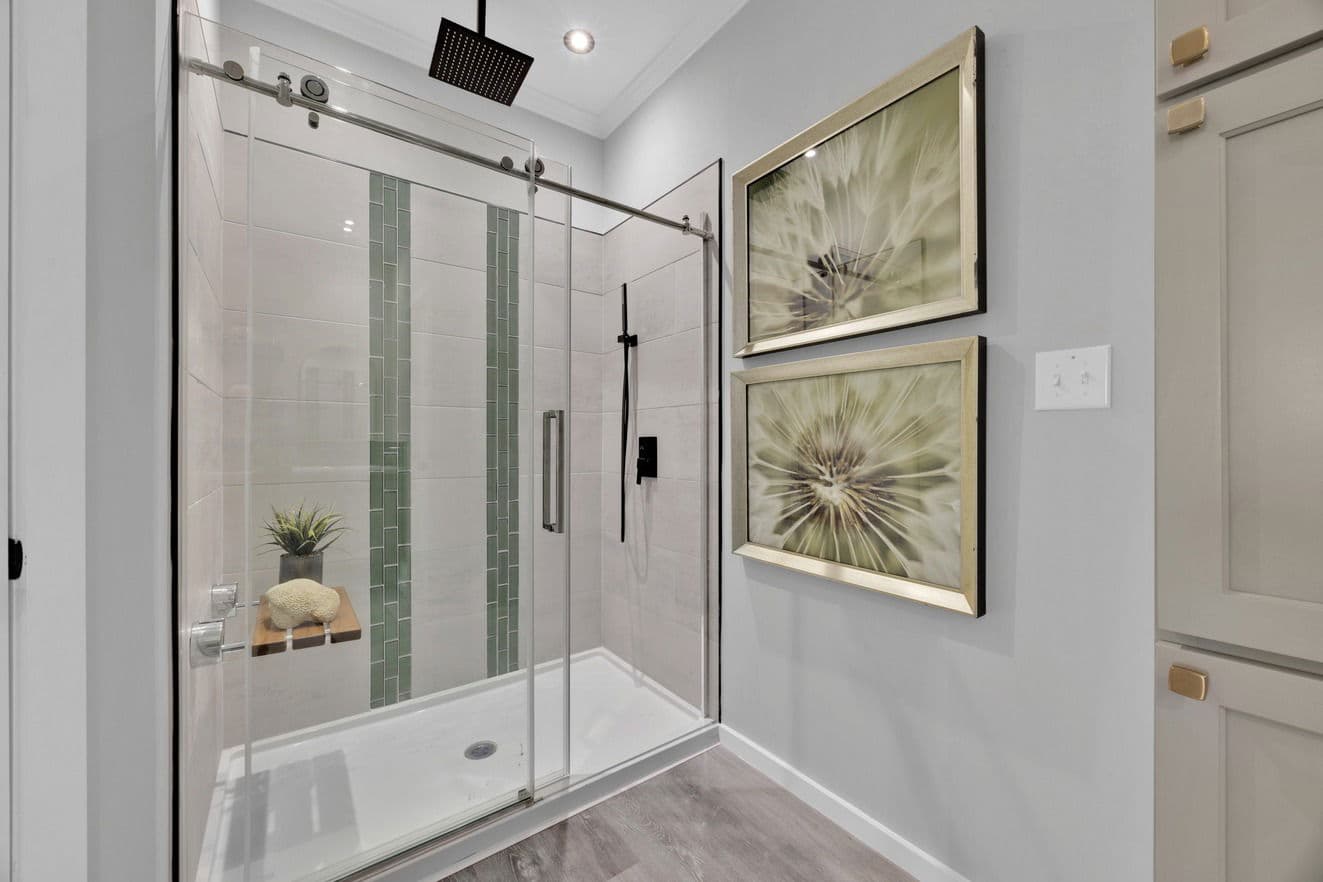 Quinn 30523a bathroom home features